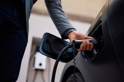 man die zijn auto oplaad